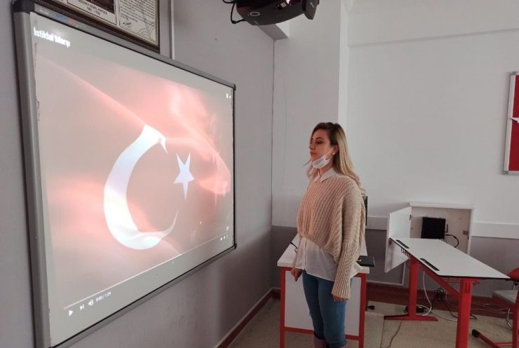 Öğretmenler okulda öğrenciler de evlerinde bayrak törenine eşlik etti