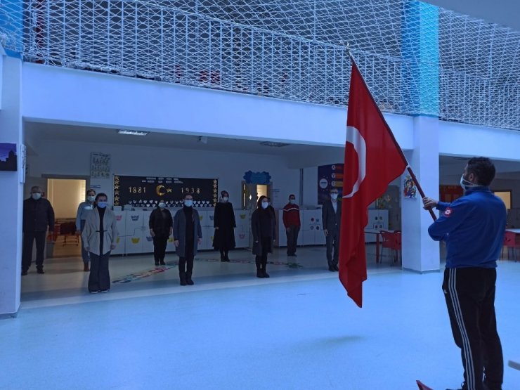 Öğretmenler okulda öğrenciler de evlerinde bayrak törenine eşlik etti