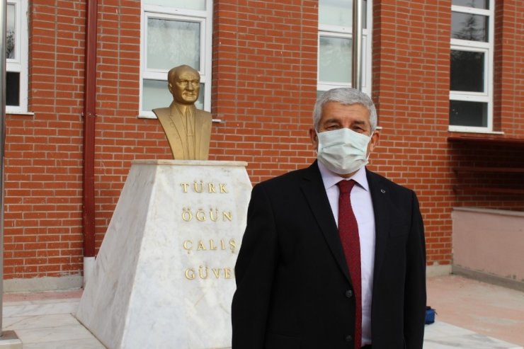Öğrencisiz okullarda İstiklal Marşı’nı öğretmenler okudu