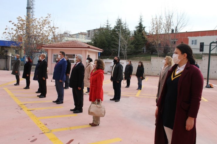 Öğrencisiz okullarda İstiklal Marşı’nı öğretmenler okudu