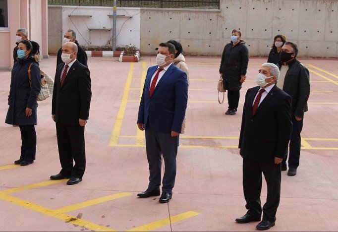 Öğrencisiz okullarda İstiklal Marşı’nı öğretmenler okudu