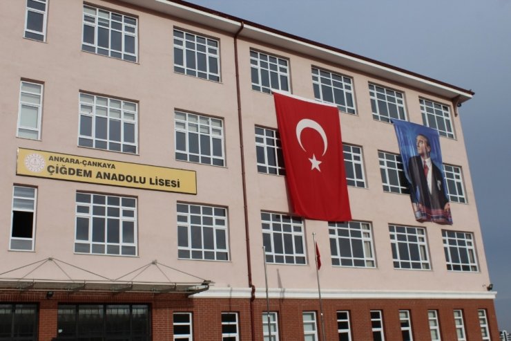 Öğrencisiz okullarda İstiklal Marşı’nı öğretmenler okudu