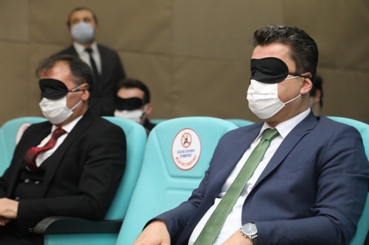 Görme engellileri anlamak için gözlerini kapattılar