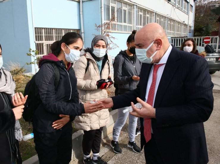 Keçiören Belediye Başkanı Altınok’tan uzaktan eğitime tablet desteği