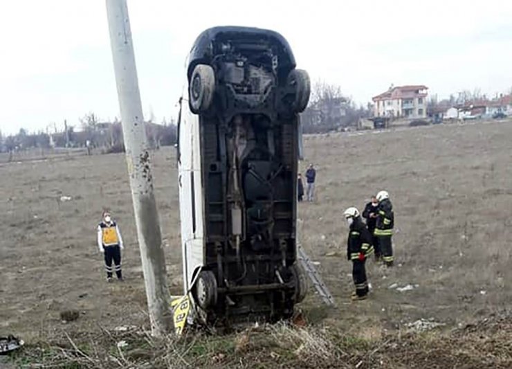 Yoldan çıkan kamyonet şaha kalktı: 1 yaralı