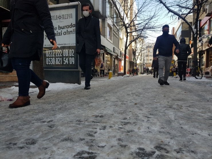 Karlı yollarda vatandaşların zorlu yürüme mücadelesi