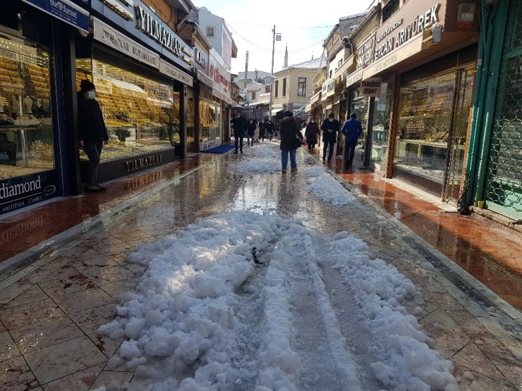 Karlı yollarda vatandaşların zorlu yürüme mücadelesi