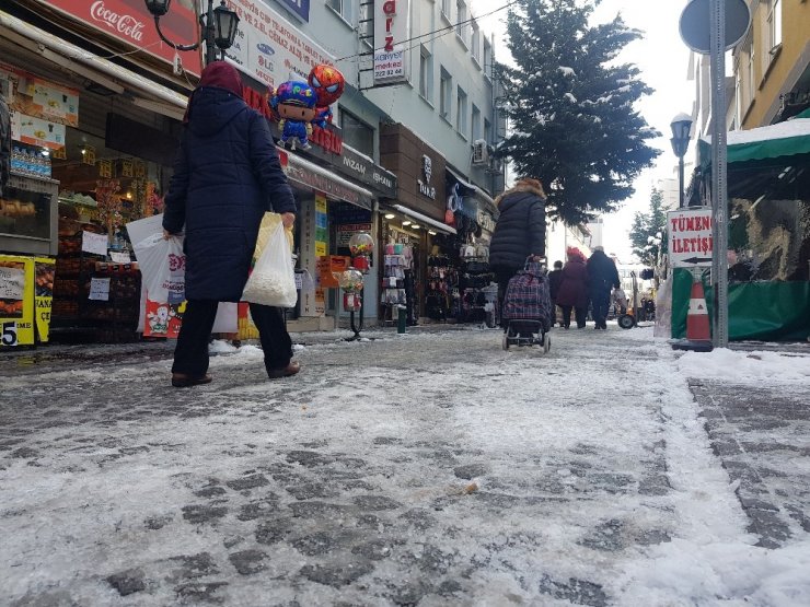 Karlı yollarda vatandaşların zorlu yürüme mücadelesi