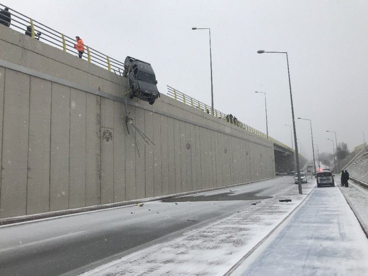 Yoldan çıkan kamyonet köprüde asılı kaldı