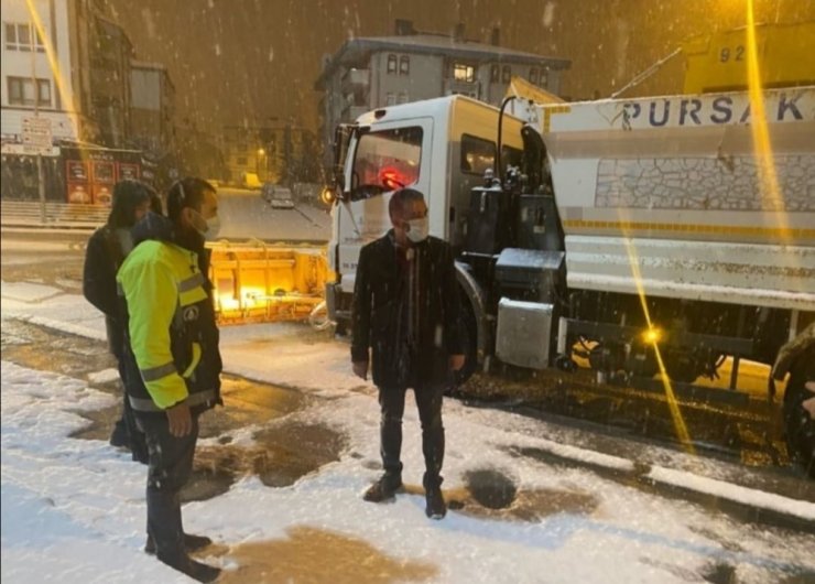 Pursalar Belediye Başkanı Çetin, karla mücadele için sahada