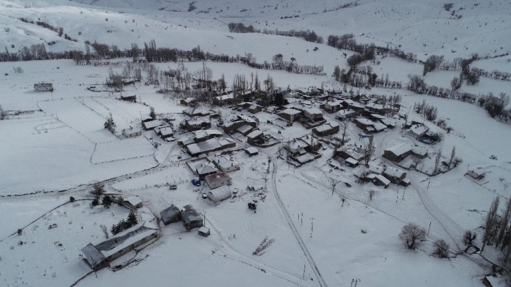 Kapanan köy yolları bir bir açılıyor, çalışmalar havadan görüntülendi