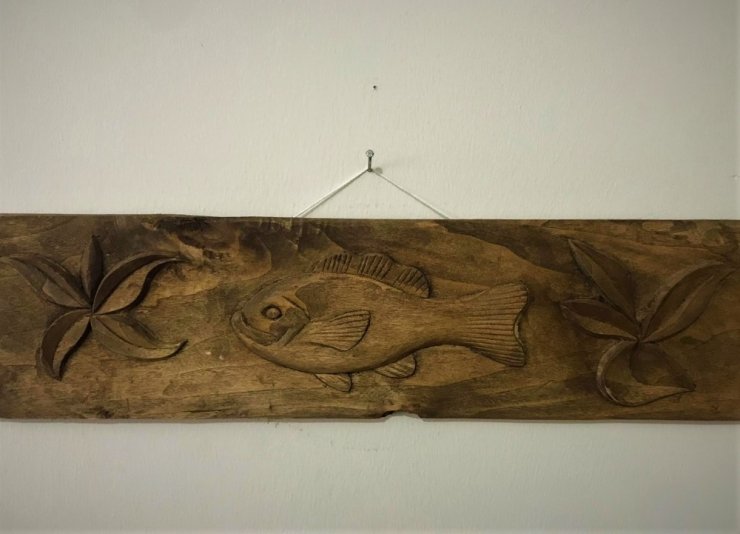 Yıkılan binalardan kalan asırlık ağaç parçalarını sanat eserine dönüştürüyor