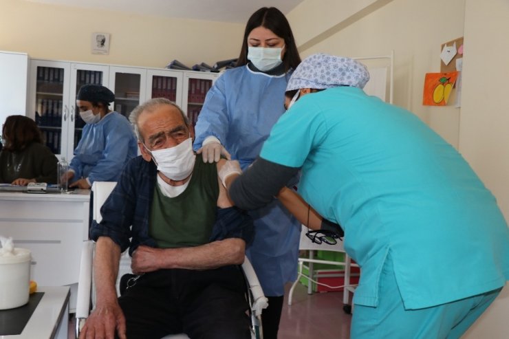 Aksaray’da huzurevi sakinlerine aşı vuruldu