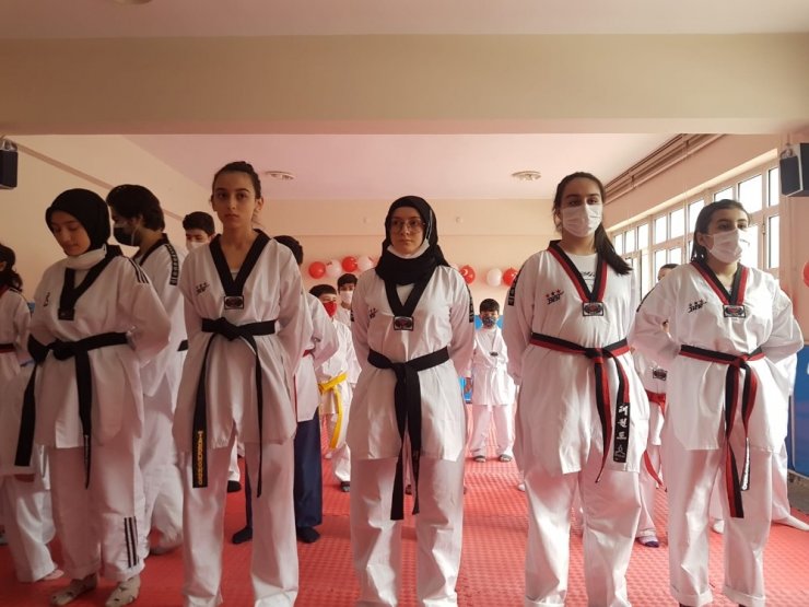 Taekwondo sporcularının siyah kuşak sevinci