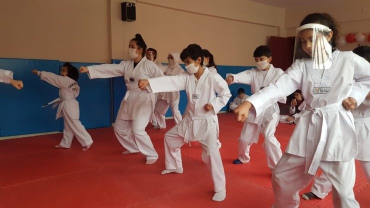 Taekwondo sporcularının siyah kuşak sevinci