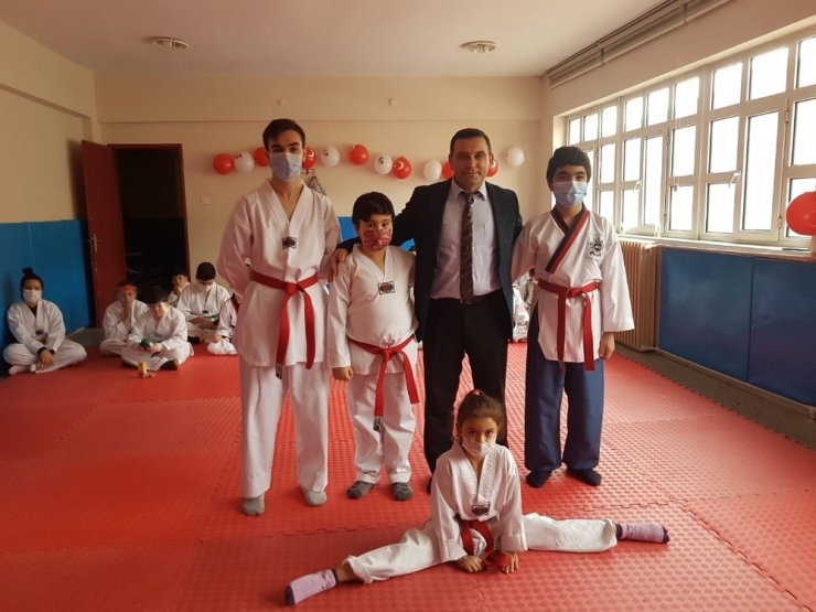 Taekwondo sporcularının siyah kuşak sevinci