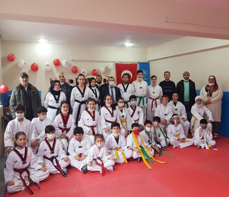 Taekwondo sporcularının siyah kuşak sevinci