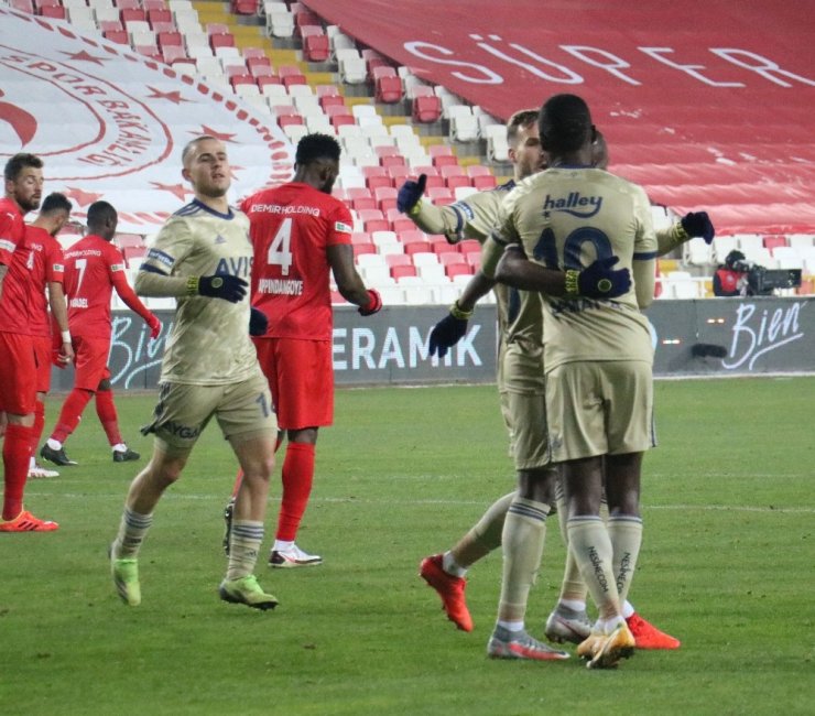 Süper Lig: Sivasspor: 1 - Fenerbahçe: 1 (İlk yarı)