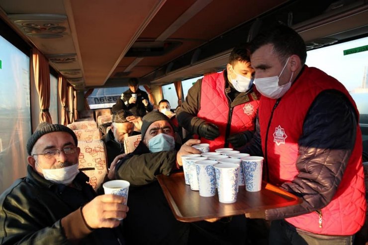 Aksaray’da soğuk havada sıcak çorba ikramı