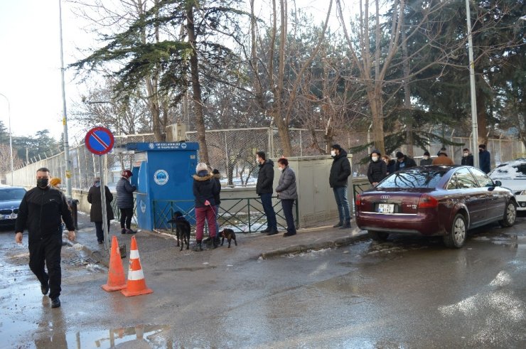 Kısıtlamanın ilk sabahında “sumaktik" kuyruğu