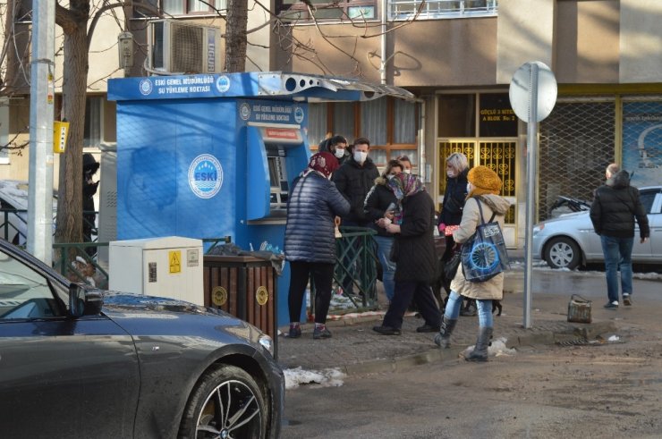 Kısıtlamanın ilk sabahında “sumaktik" kuyruğu