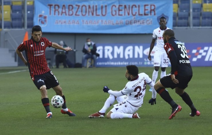 Süper Lig: Gençlerbirliği: 0 - Trabzonspor: 1 (İlk yarı)