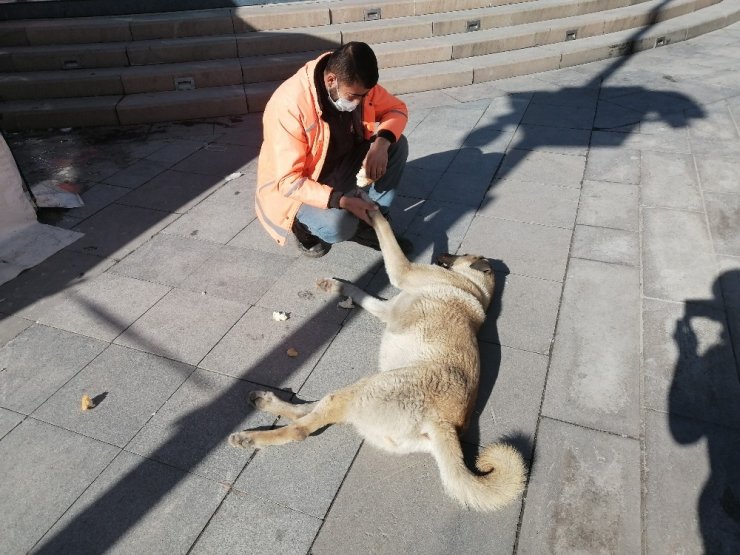 Temizlik görevlisinden yürekleri ısıtan davranış