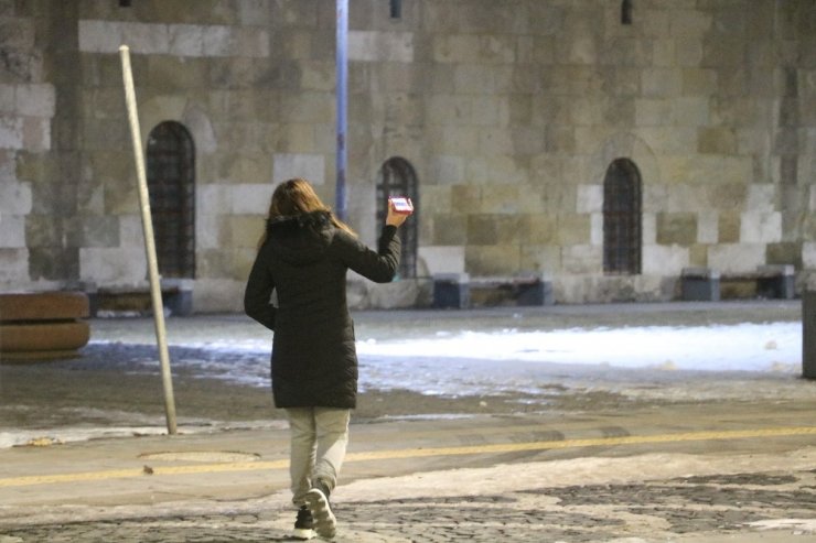 Dondurucu soğukla saatlerce kaybolan papağanı aradılar