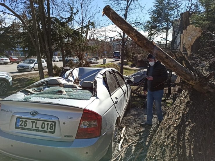 Eskişehir’de rüzgârın şiddeti saate 89 kilometreye ulaştı