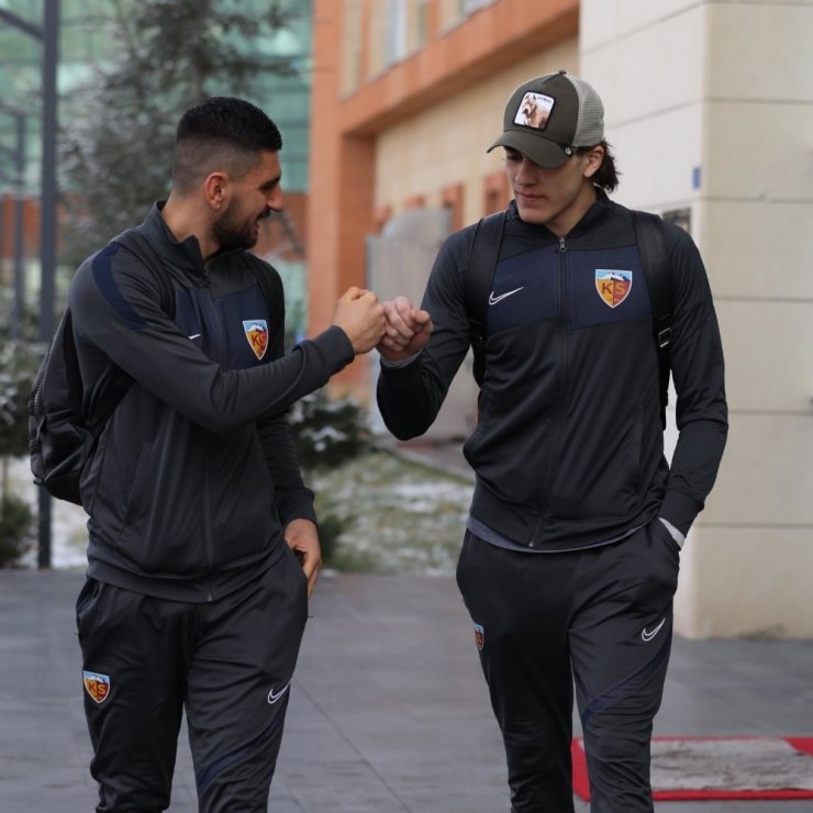 Kayserispor 23 futbolcuyla İstanbul’a gitti