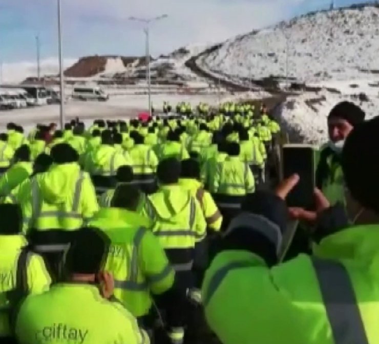 Altın madeni işçileri 15 TL’lik zamma tepki için eylem yaptı