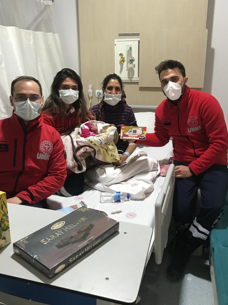 Depremde İnci’yi kurtaran Edanur, otobüste doğum yaptırdı