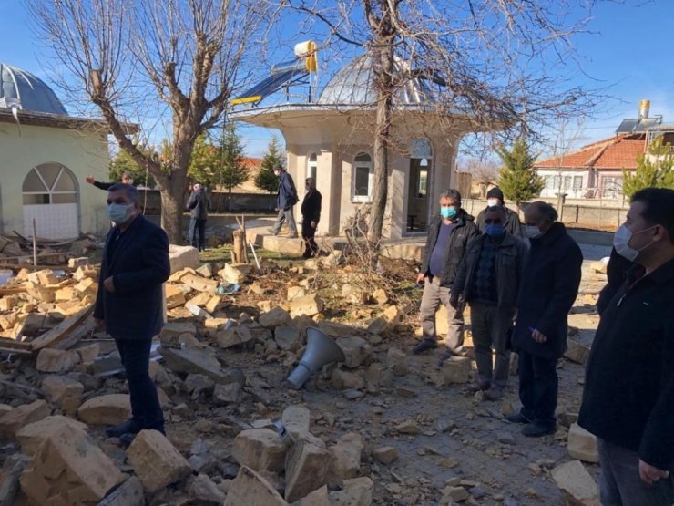 Vali Işık, minaresi yıkılan camide incelemelerde bulundu