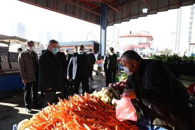 Başkan Palancıoğlu’ndan pazar esnafına sıcak çorba ikramı
