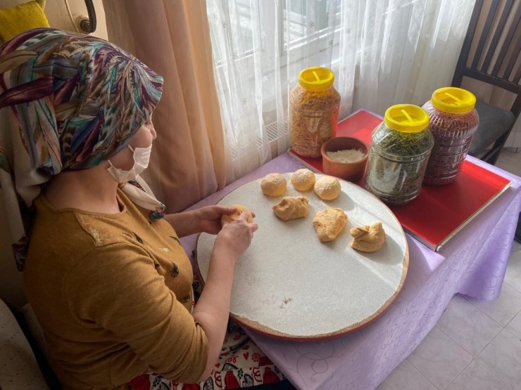 Oyun hamuruna benzeyen vitamin deposu renkli erişteler