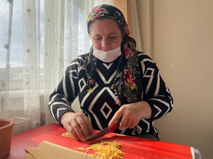 Oyun hamuruna benzeyen vitamin deposu renkli erişteler