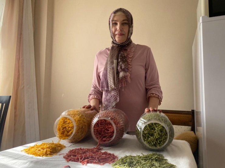 Oyun hamuruna benzeyen vitamin deposu renkli erişteler