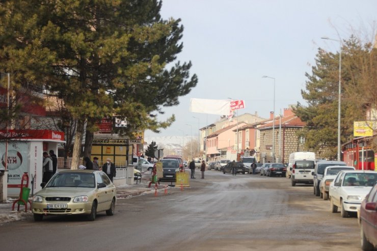 28 kez sallanan Sarıoğlan’da vatandaşlar diken üstünde