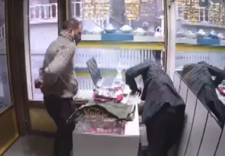 Silahlı soyguncu gerçek diye imitasyon altınları gasp etti