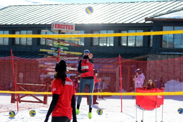 Kar Voleybolu Milli Takımı turnuvaya Erciyes’te hazırlanıyor