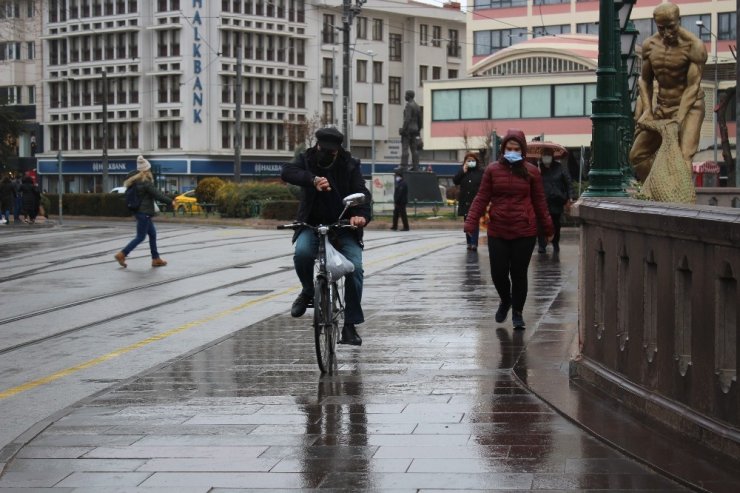Eskişehir’de hava sıcaklı 14 derece birden düştü