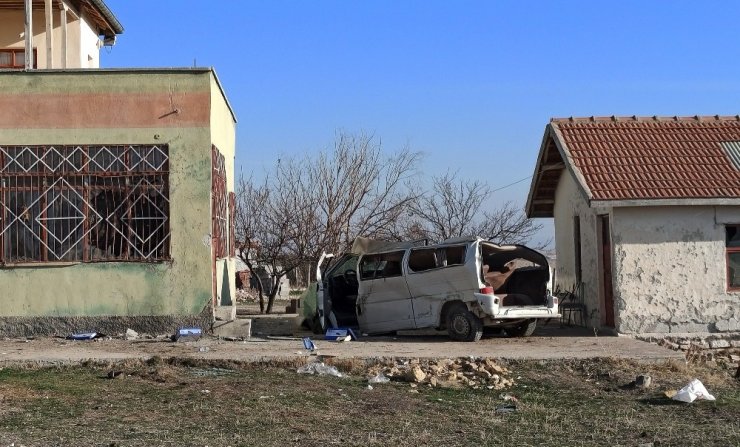 Aksaray’da kontrolden çıkan minibüs direğe sonra duvara çarptı: 6 yaralı