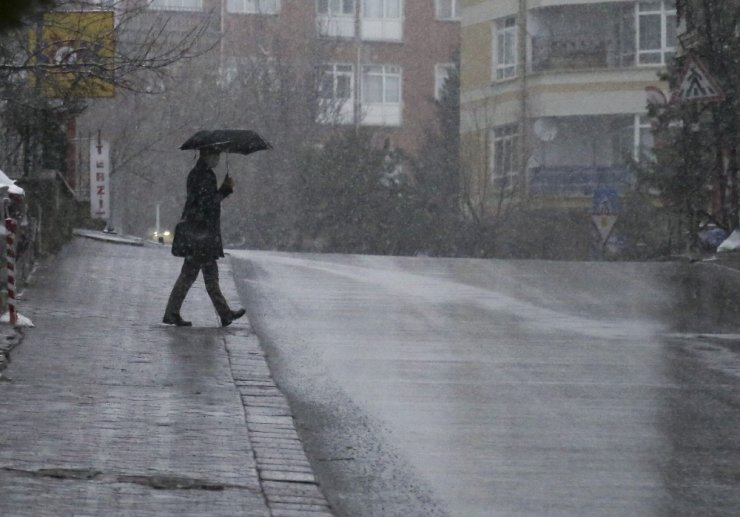 Ankara’da beklenen kar yağışı başladı