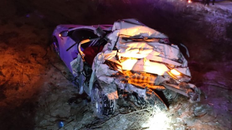 Devrilen tıra yardım için duran otomobile otobüs çarptı: 5 ölü, 32 yaralı