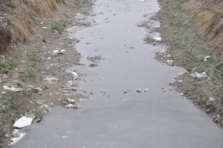 Su kanalının donması sonucu çöpler yüzeye çıktı
