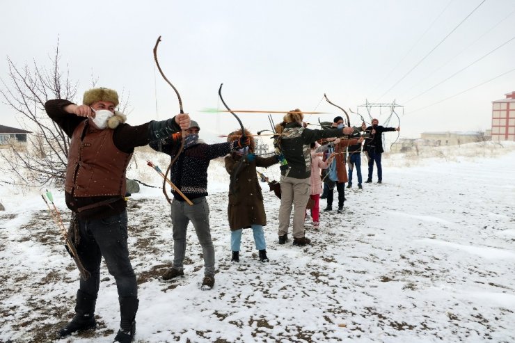 Kar altında ok atarak hünerlerini sergilediler