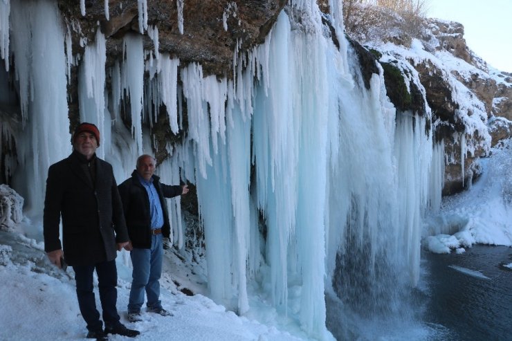 Sibirya soğukları şelaleyi dondurdu, dev sarkıtlar görsel şölen sundu