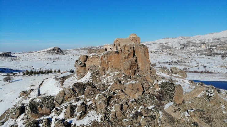 Dik kayalar üzerine inşa edilen Yüksek Kilise görüntüsüyle büyülüyor