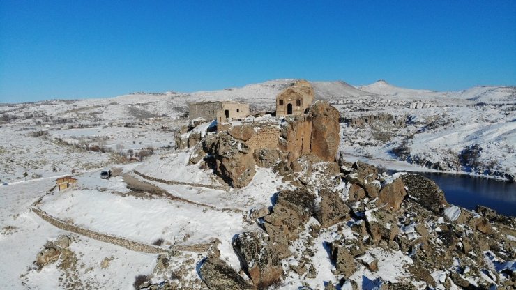 Dik kayalar üzerine inşa edilen Yüksek Kilise görüntüsüyle büyülüyor