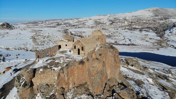 Dik kayalar üzerine inşa edilen Yüksek Kilise görüntüsüyle büyülüyor